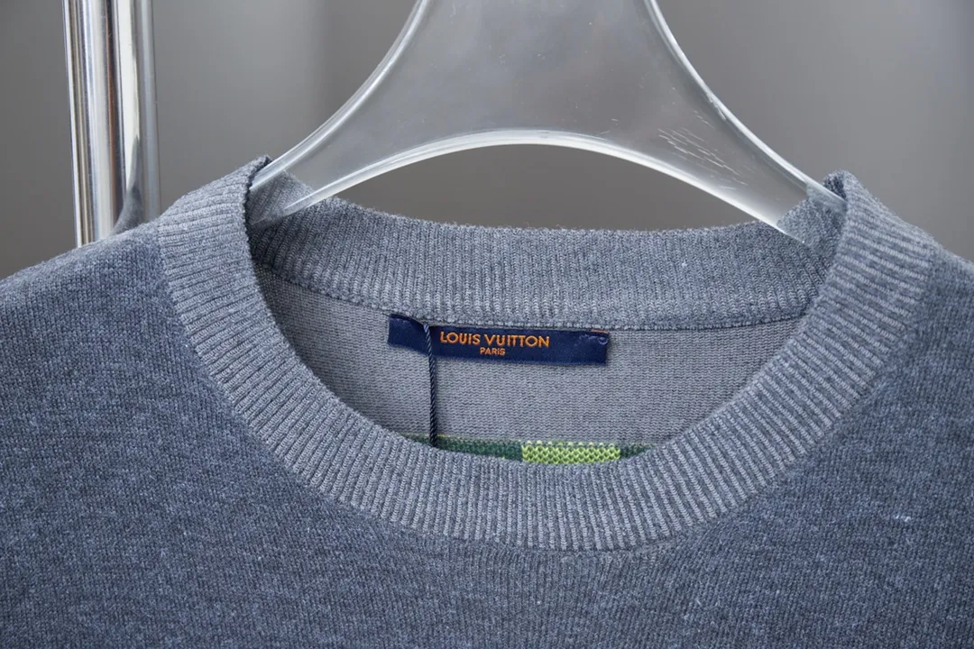🅿️200 Louis LV 25ss spring and summer new style Intarsia pet series sole knitted short sleeves Light luxury essential item for daily commuting for men and women Correct version Welcome to compare Detailed features · High-viscosity cotton woolen fabric, high count cotton is added, dry and avoid stuffiness · Cute dog paw prints are used to highlight the Akebia style · Brilliant beading delicately depicts the edge of the pattern · Double-needle stitching across the seams · Original main mark, washed tag, brand moisture-proof paper packaging Color: Gray Size: S/M/L/XL